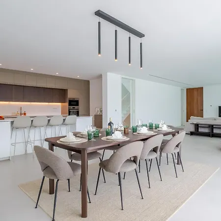 Villa Modern 4-bedroom With Infinity Pool