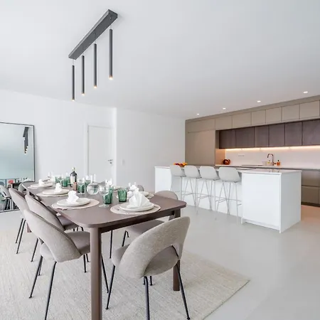 Modern 4-bedroom With Infinity Pool *