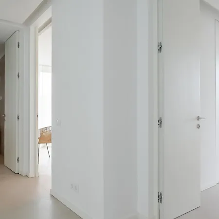 Modern 4-bedroom With Infinity Pool