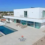Willa Modern 4-bedroom With Infinity Pool *