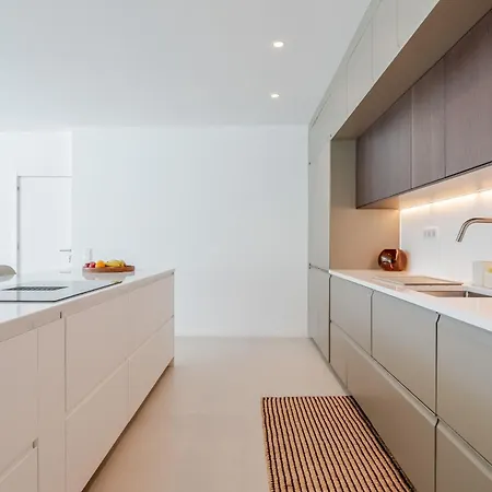 Modern 4-bedroom With Infinity Pool