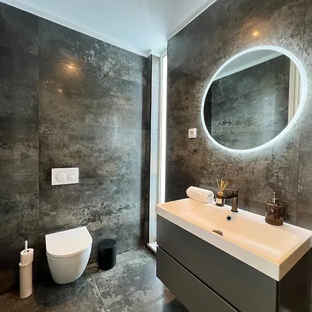 Modern 4-bedroom With Infinity Pool *