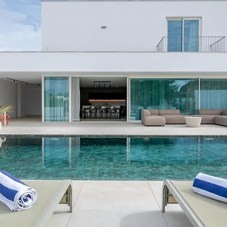 Modern 4-bedroom With Infinity Pool 빌라 알부페이라