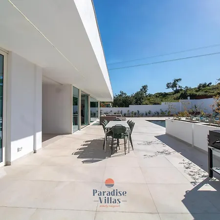 Modern 4-bedroom With Infinity Pool