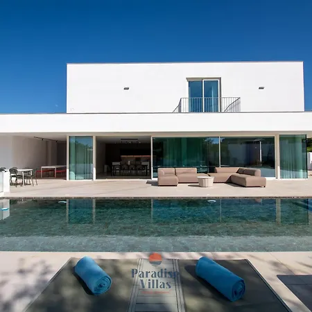 Willa Modern 4-bedroom With Infinity Pool *