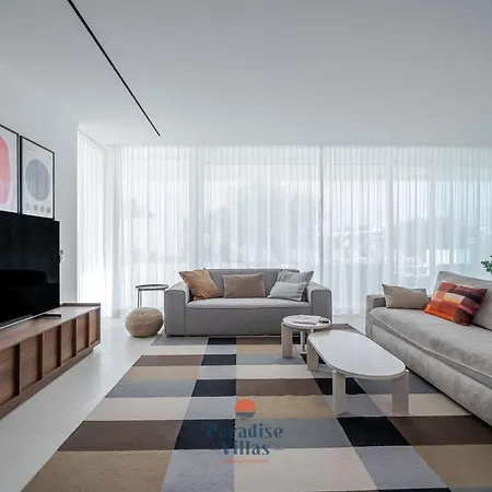 Modern 4-bedroom With Infinity Pool