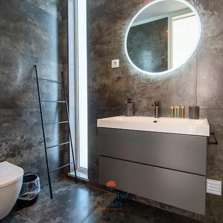 Modern 4-bedroom With Infinity Pool *