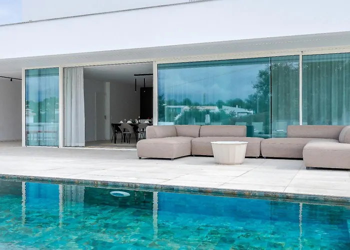 Modern 4-bedroom With Infinity Pool