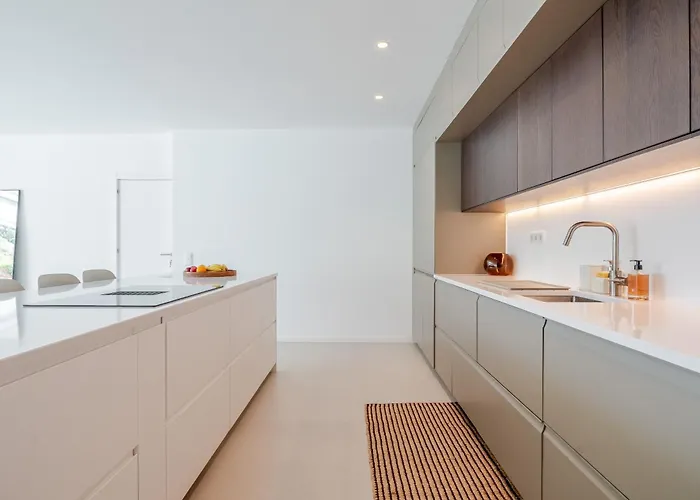 Modern 4-bedroom With Infinity Pool