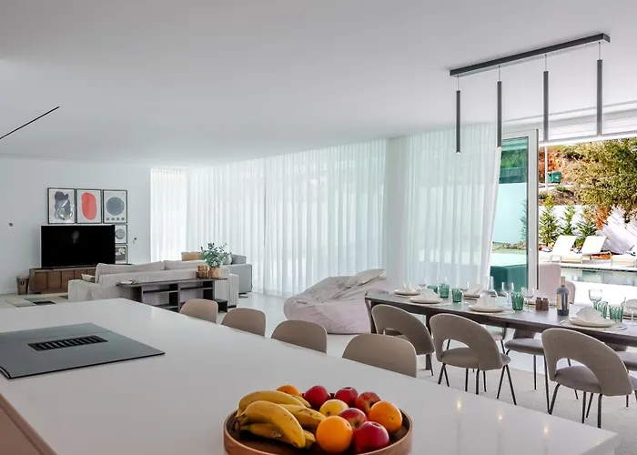 Modern 4-bedroom With Infinity Pool *