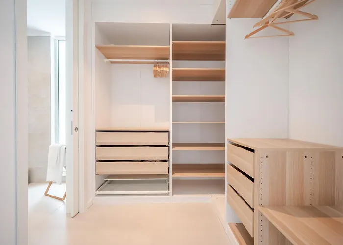 Modern 4-bedroom With Infinity Pool