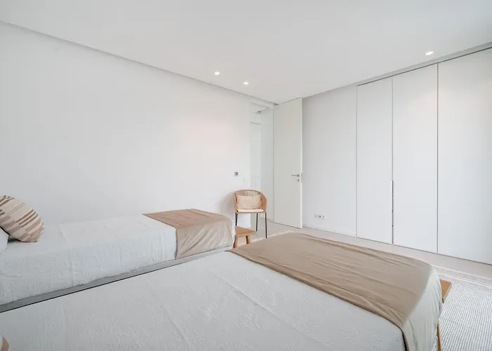 Modern 4-bedroom With Infinity Pool *