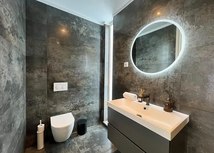 Modern 4-bedroom With Infinity Pool *