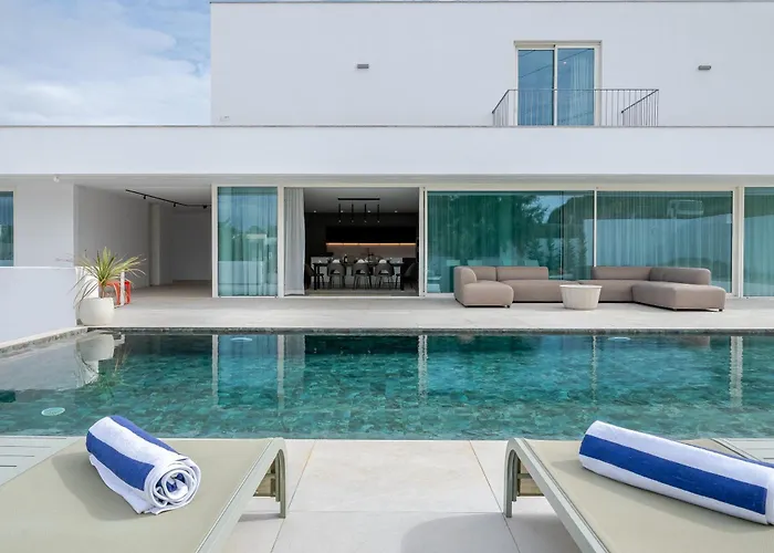 Modern 4-bedroom With Infinity Pool 빌라 알부페이라