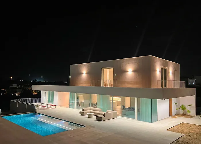 Modern 4-bedroom With Infinity Pool * 알부페이라
