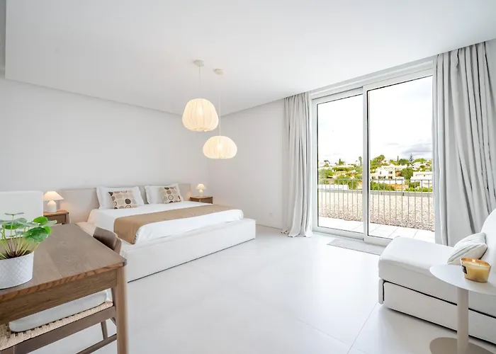 Modern 4-bedroom With Infinity Pool *