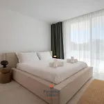 Modern 4-bedroom With Infinity Pool Вилла