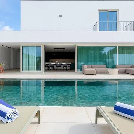 Willa Modern 4-bedroom With Infinity Pool *