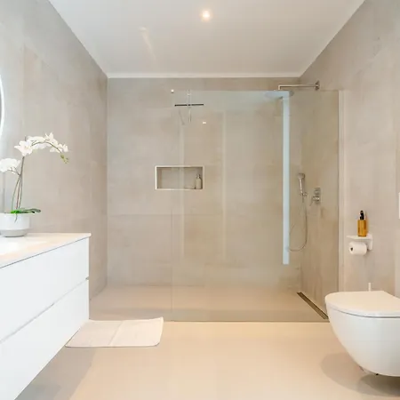 Willa Modern 4-bedroom With Infinity Pool *