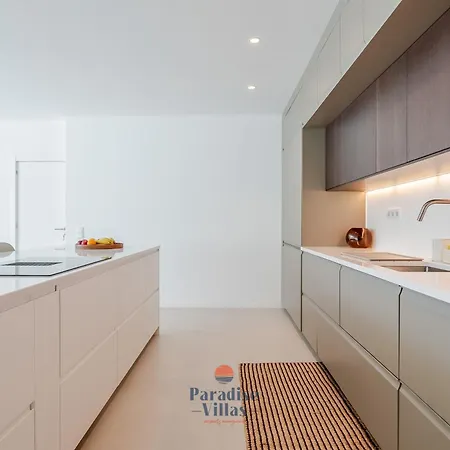 Modern 4-bedroom With Infinity Pool 빌라
