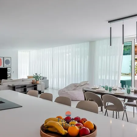 Modern 4-bedroom With Infinity Pool 빌라 *