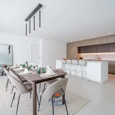 Modern 4-bedroom With Infinity Pool וילה